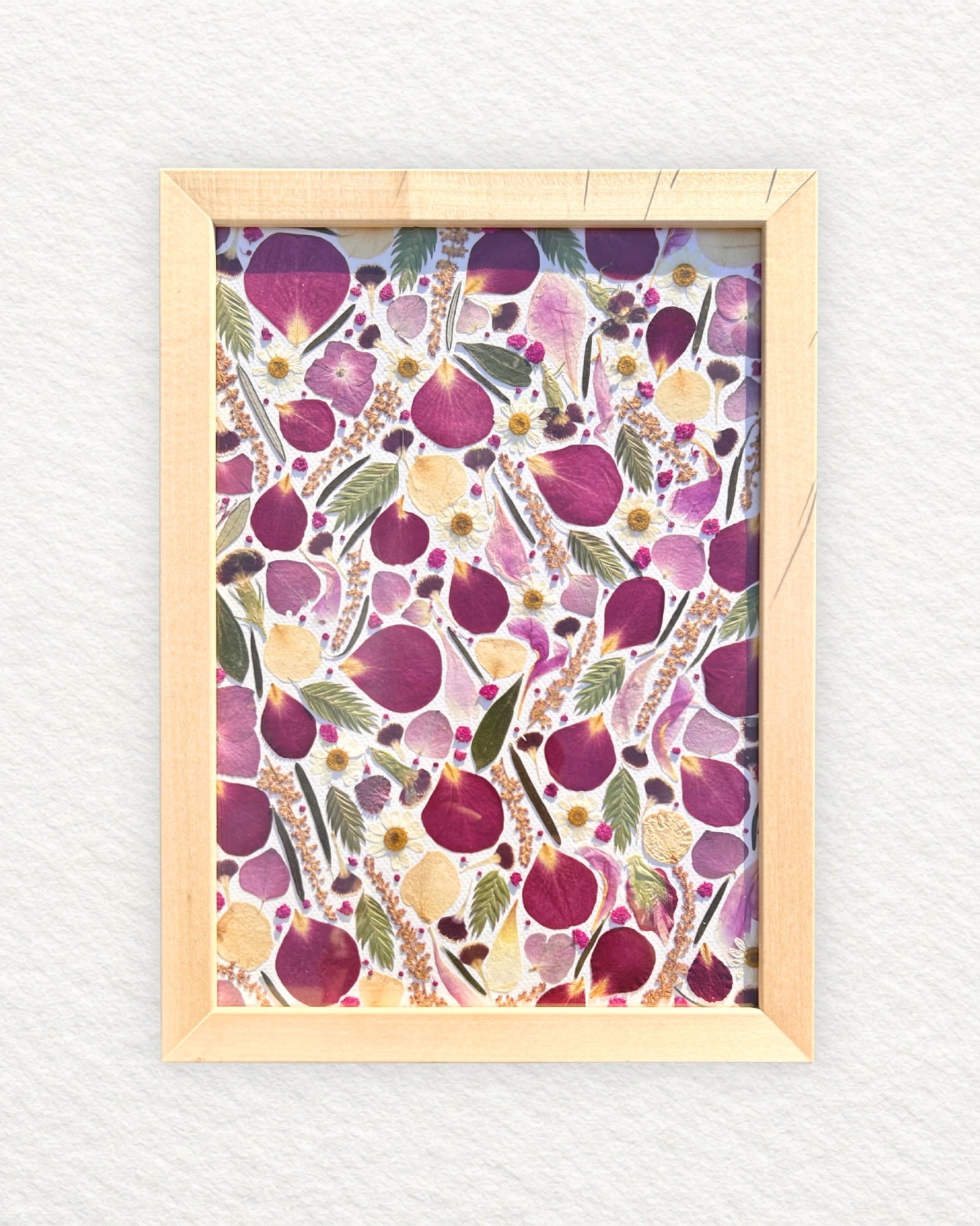 Bouquet de mariée pressé en tons violet et blanc, motif dense, cadre bois clair, petit format