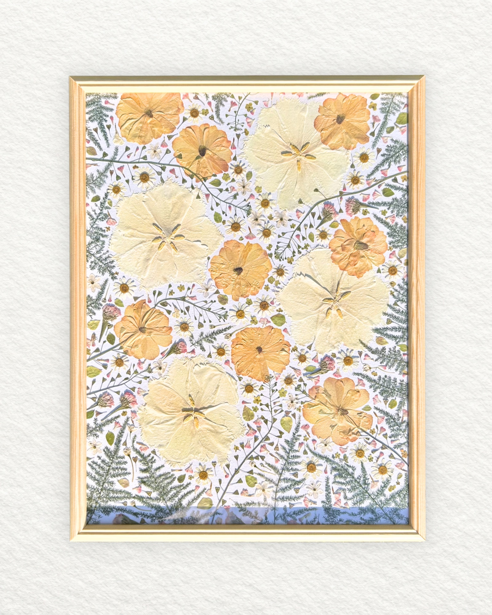 Fleurs de mariée séchées aux tons crème et orange avec fougères, cadre bois naturel, format moyen