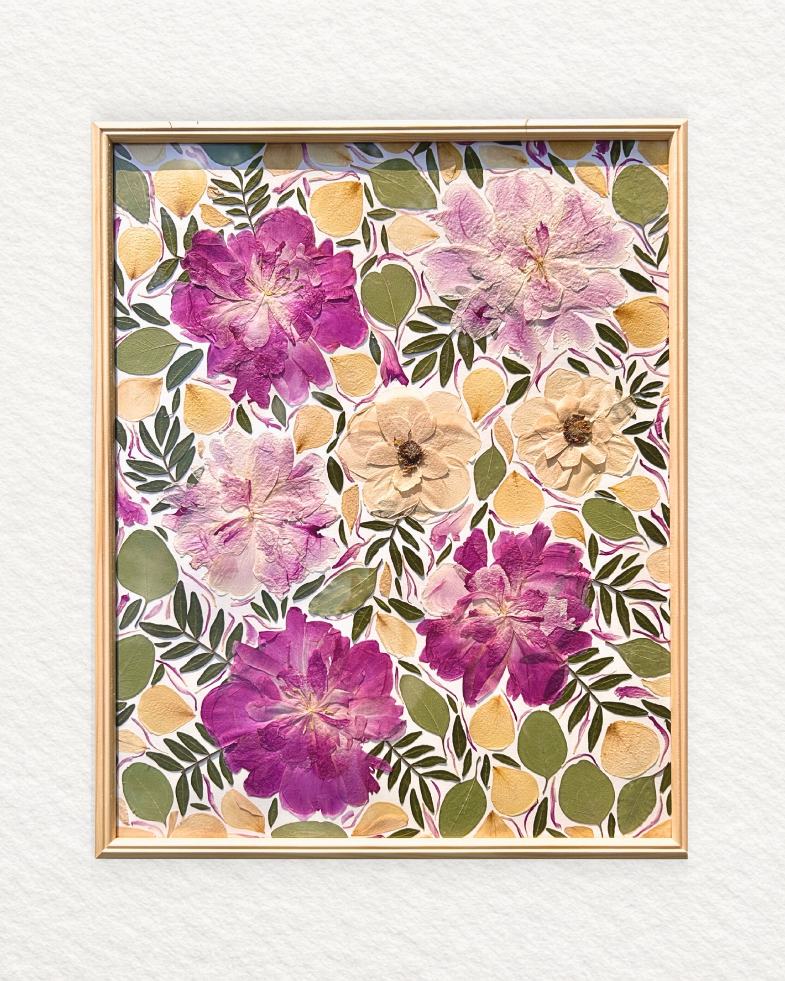 Grand cadre de fleurs séchées : pivoines fuchsia et roses pâles, feuillage vert, fond blanc